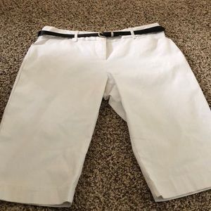 White bermuda shorts with a black belt